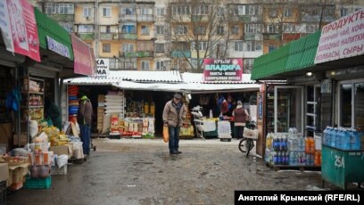 Дед бьет по столу