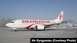Самолет Boeing 737-300 авиакомпании Air Kyrgyzstan.