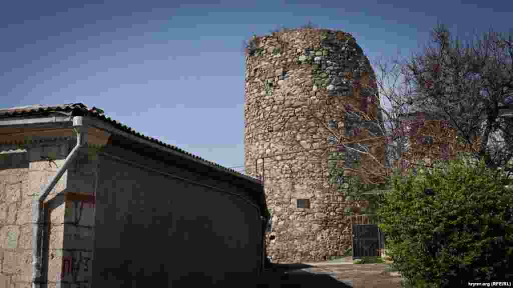 Руїни візантійської фортеці VI століття Алустон розташовані в історичному центрі курортного міста Алушта