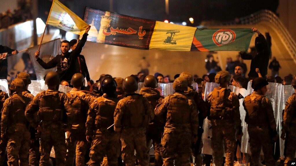 شماری از حامیان امل و حزب‌الله از شب یک‌شنبه وارد خیابان‌ها شده‌اند و به محل تجمعات رفته‌اند