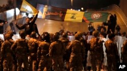 شماری از حامیان امل و حزب‌الله از شب یک‌شنبه وارد خیابان‌ها شده‌اند و به محل تجمعات رفته‌اند