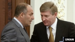 Oliqarxlar Victor Pinchuk (solda) və Rinat Akhmetov, 2011-ci il
