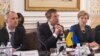 Державний секретар МЗС України Андрій Заяць (в центрі) закликав сторони перевести питання множинного громадянства з політичної у правову площину