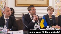 Державний секретар МЗС України Андрій Заяць (в центрі) закликав сторони перевести питання множинного громадянства з політичної у правову площину