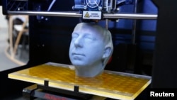 3D принтер адамның басының мүсінін жасап жатыр. Германия, 5 наурыз 2013 жыл.