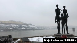 Spomen-ploča Žrtvama racije (levo) nalazi se pored spomenika "Porodica" (na fotografiji: obeležavanje 77. godišnjice racije u Novom Sadu, 23. januar 2019.)