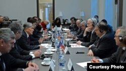 На кыргызско-французском бизнес-форуме. Париж. 25 марта 2015 года.