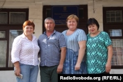 Олена Гладка (ліворуч) разом із селищним головою Олегом Богуславським та його колегами