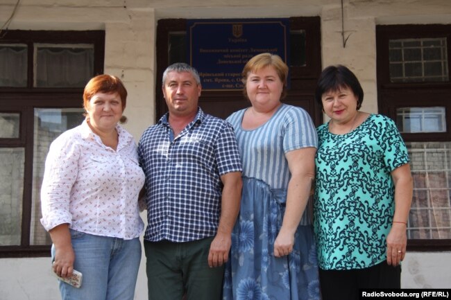 Олена Гладка (ліворуч) разом із селищним головою Олегом Богуславським та його колегами
