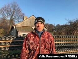 Виктор Монченко на фоне своего дома