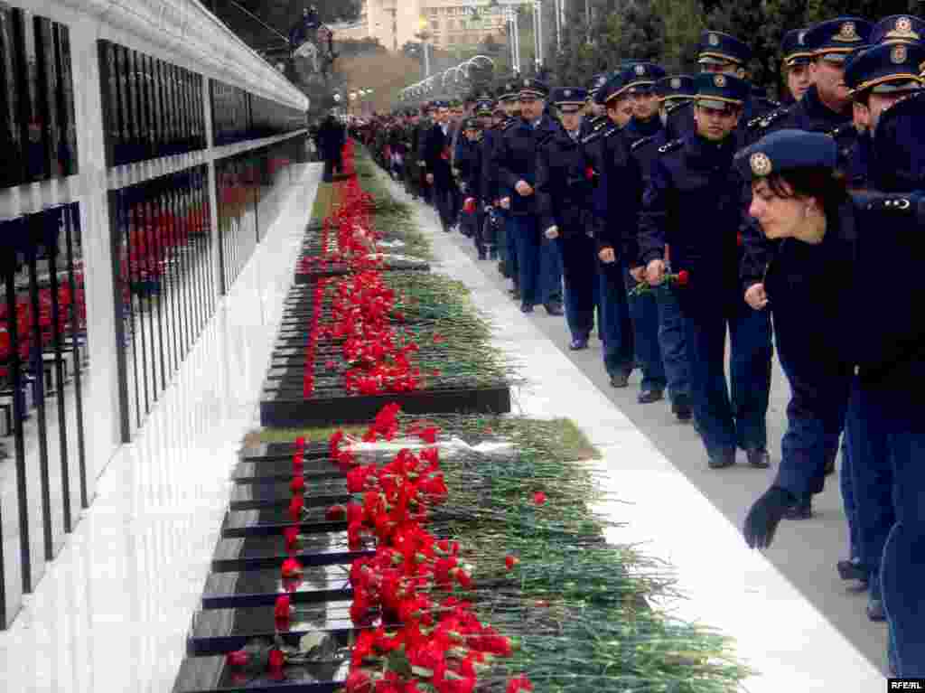Azerbaijanis lay flowers at a memorial for victims of the 1990 "Black January" massacre in Baku. - On January 20, Azerbaijan marked the 20th anniversary of the Soviet Army's crackdown on protesters in an attempt to crush the independence movement. More than 200 people were killed and hundreds wounded. Photo by RFE/RL