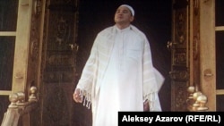 Главный герой фильма «Так сложились звезды» под чудесным образом пошедшим дождем во время хаджа в Мекку. Кадр из фильма.