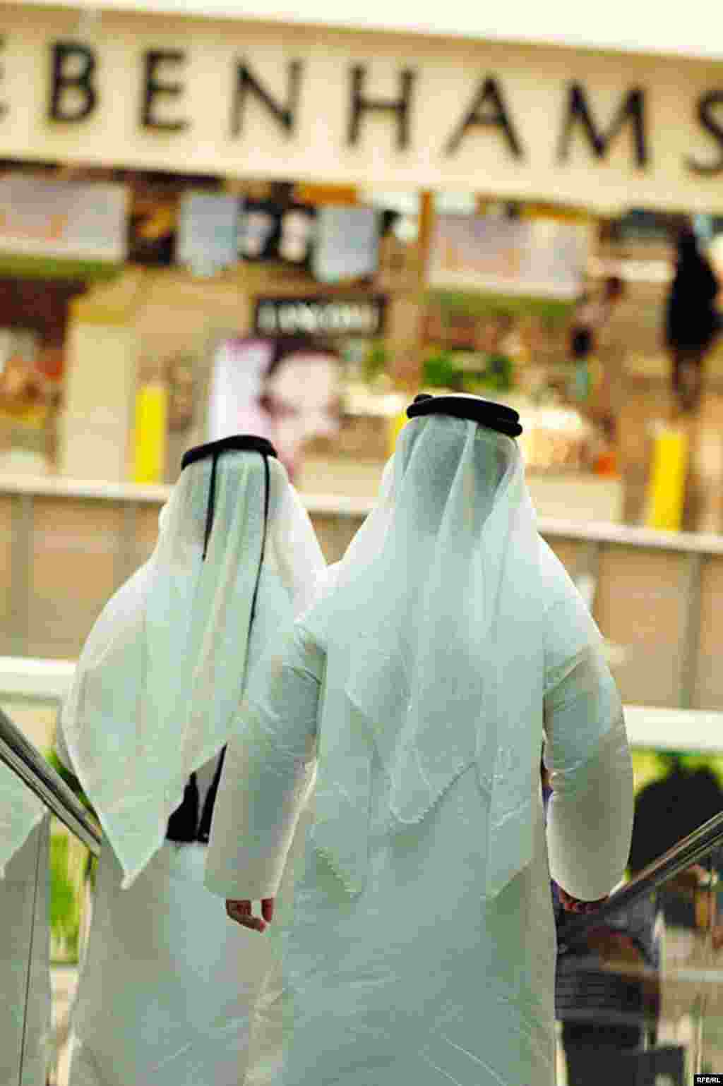 دو شهروندان دبی در حال خرید