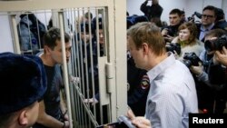 Братья Алексей и Олег Навальные после оглашения приговора по делу "Ив Роше"