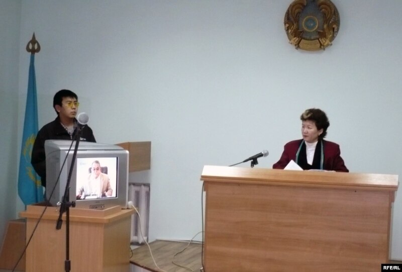 Судья Алтын Айтуарова просматривает видеоматериал пресс-конференции Алпамыса Бектурганова. Уральск, 6 октября 2009 года.