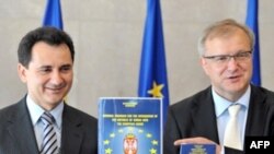 Potpredsednik Vlade Srbije Božidar Đelić i evropski komesar za proširenje Oli Ren prezentovali su 10. juna u Briselu "Nacionalni program integracije Srbije u EU".