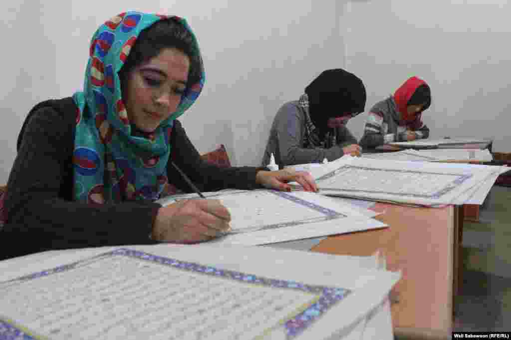 زنان خطاط در کابل و در حال صفحه آرایی حاشیه صفحه های قرآن