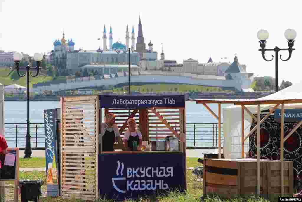 Фестиваль мәйданчыгыннан Казан Кирмәне күренеше