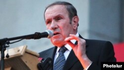 Armenia -- Opposition leader Levon Ter-Petrosian addresses thousands of supporters rallying in Yerevan, 23Sep2011.