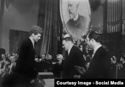 Dmitri Șostakovici și pianistul Van Cliburn în 1958