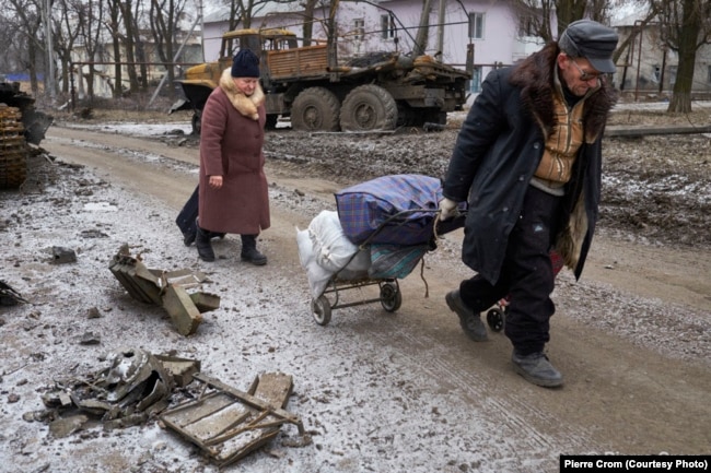 Местные жители бегут из своих домов после того, как сепаратисты, которых поддерживает Россия, захватили контроль над городом