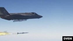 شلیک یک موشگ هوا به هوای «AIM-120 آمرام» توسط جنگنده آمریکایی (عکس از آرشیو)