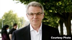 Қазақстанның бұрынғы жоғары лауазымды шенеунігі Виктор Храпуновтың эмиграциядағы суреті. Фото Виктор Храпуновтың сайтынан алынды.