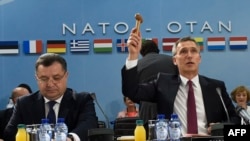 Міністр оборони України Степан Полторак (ліворуч) та генеральний секретар НАТО Єнс Столтенберґ у штаб-квартирі НАТО у Брюсселі. 15 червня 2016 року