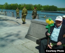 РОЗДУМ ПРА НЕЗАЛЕЖНАСЬЦЬ. Удзельнік сьвяткаваньняў-ушанаваньняў на Дзень волі ў Менску прысеў адпачыць. Набярэжная Сьвіслачы, 2013.