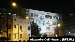 Clubul Colectiv se afla în fosta fabrică Pionierul și funcționa fără autorizație pentru securitate la incendiu.