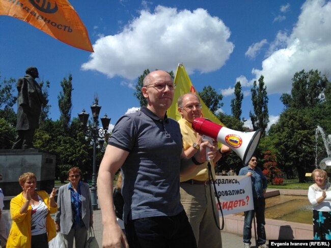 Рудников на митинге после своего освобождения