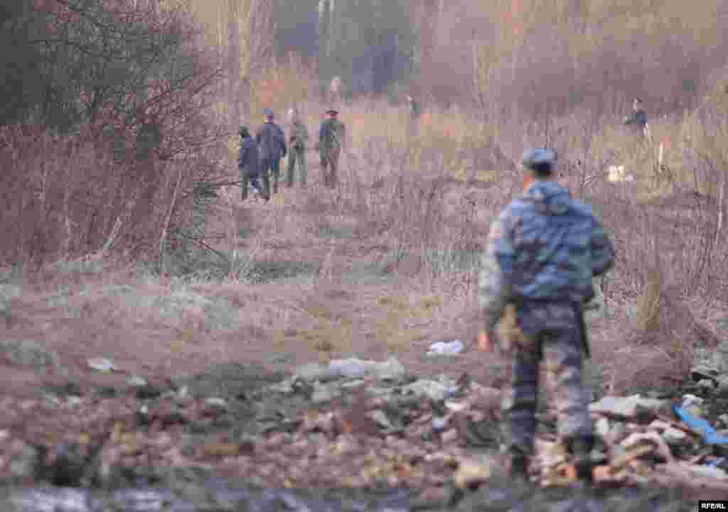 Belarus - Kaczynski's plane crash site, Smolensk, 11.Apr2010 - Месца катастрофы самалёта Леха Качыньскага. Пашуковая апэрацыя