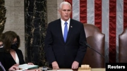 Mike Pence čita konačnu ovjeru glasova Elektorskog kolegija tijekom zajedničke sjednice Kongresa na Capitolu u Washingtonu, SAD, 7. januara 2021., dan nakon upada Trumpovih pristaša