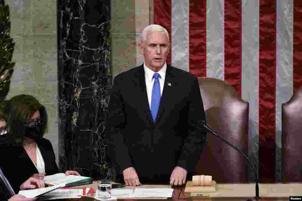 Nënpresidenti i SHBA-së, Mike Pence, lexon certifikimin përfundimtar të votave të Kolegjit Zgjedhor në zgjedhjet presidenciale të nëntorit gjatë një seance të përbashkët të Kongresit gjatë natës, në Kapitol në Uashington, 7 Janar 2021.