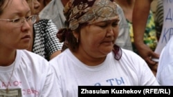 Одна из участниц голодовки дольщиков с надписью на футболке "Где ты, Нур Отан". Астана, 19 июля 2010 года.