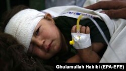 آرشیف، طفلی که در اثر انفجار بمب در جلال آباد زخمی شده‎است