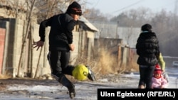 Бишкектеги жаңы конуштардын биринде топ ойногон бала. 