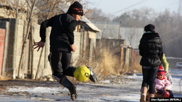 Бишкектеги жаңы конуштардын биринде топ ойногон бала. 