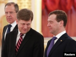 Сергей Лавров, Майкл Макфол и Дмитрий Медведев во время вручения верительных грамот. 22 февраля 2012 года.