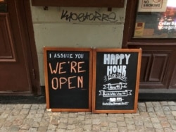 "Мы открыты!" – рекламная доска около бара в центре Стокгольма, 27 марта 2020 года