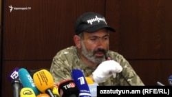 Nikol Pașinian la o conferință de presă marți la Erevan 
