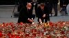 Charles Michel, az Európai Tanács elnöke, és Sebastian Kurz osztrák szövetségi kancellár gyertyát gyújtanak a bécsi terrortámadás helyszínén 2020. november 9-én.
