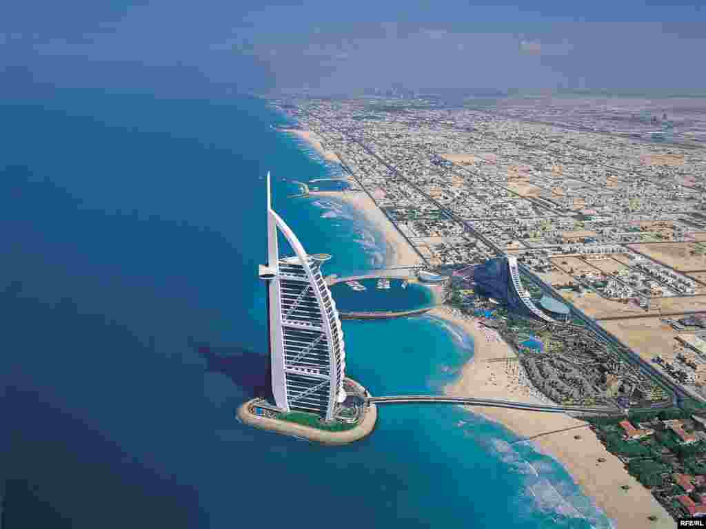 نمایی از آسمان دبی و برج العرب