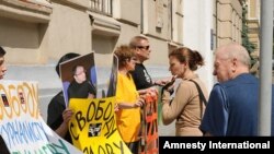 Участники акции требовали освободить находящегося в тюрьме в Азербайджане журналиста Эйнуллу Фатуллаева