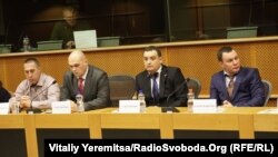 «Кіборг» Олег Кузьміних у Європарламенті (другий зліва)