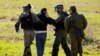 Իսրայելական ուժերը պաղեստինցի ցուցարարին ձերբակալում են բողոքի ցույցի ընթացքում՝ Իսրայելի կողմից գրավված Արևմտյան ափի Հորդանանի հովտում, արխիվ