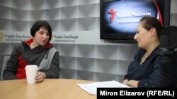 Novinarka Olena Jurčenko (desno) u studiju RSE, Kijev 06. decembra 2017.