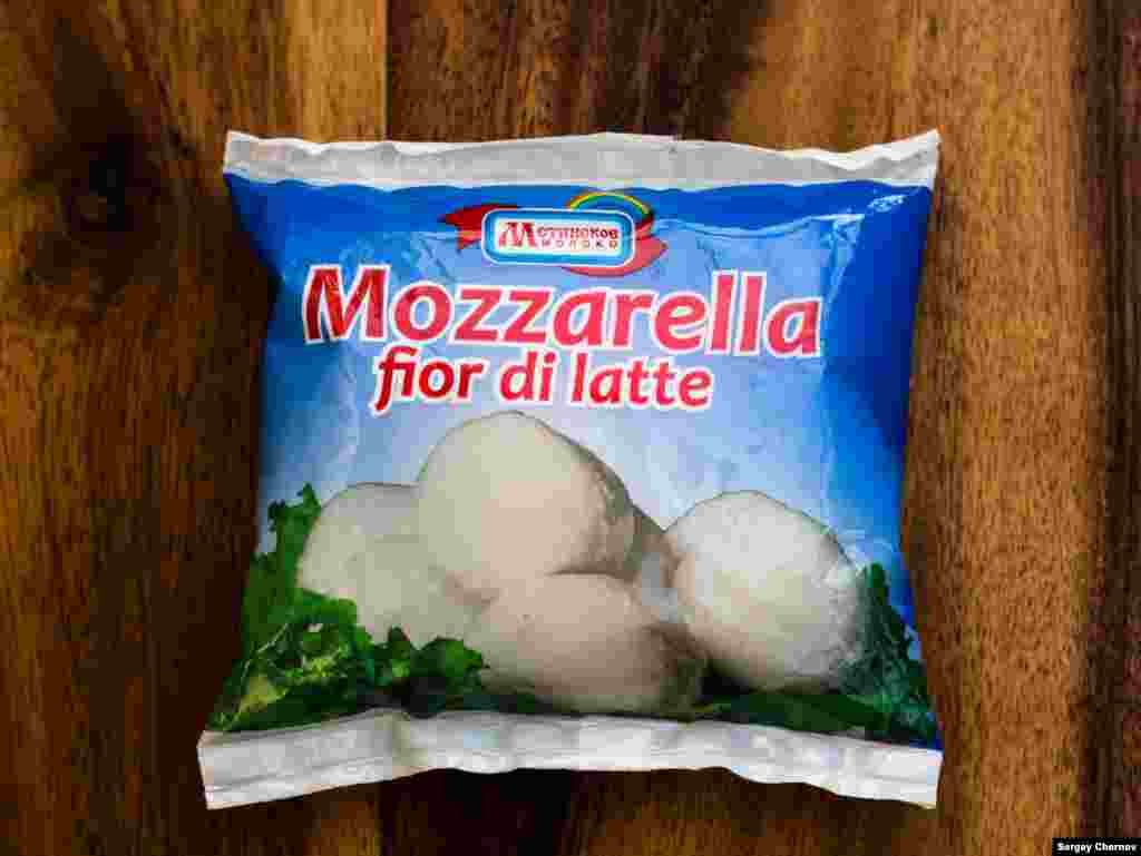 Unele companii încearcă din răsputeri să creeze impresia unor produse de import. Această mozzarella &bdquo;fior di latte&rdquo; este produsă în orașul Malaia Vîșera, în regiunea Novgorod. Unii ruși care au cumpărat-o spun că gustul amintește mai mult de &bdquo;brânză de vaci&rdquo;, decât de mozzarella italiană.