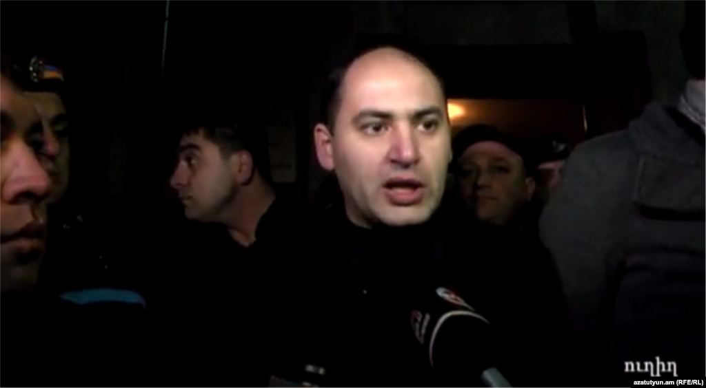 Армения - Депутат парламента Армении от Гюмри Мартун Григорян обращается к протестующим, 15 января 2015 г.