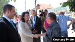 Shtëpce - Presidentja Atifete Jahjaga takon qytetarët e komunës me shumicë serbe, gjatë një vizite që i bëri kësaj treve, 03Korrik2013